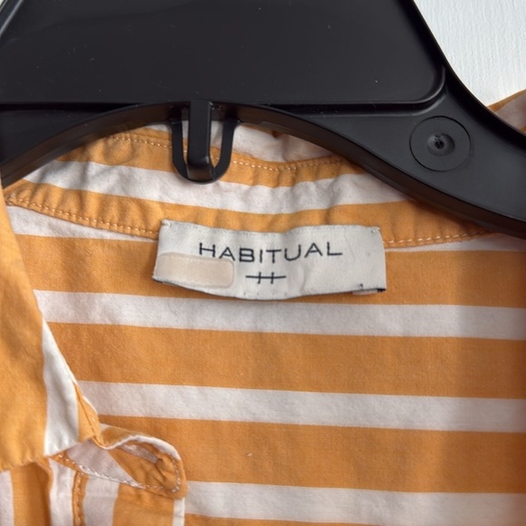 Medium Habitual Sleeveless button-down top - Picture 3 of 4